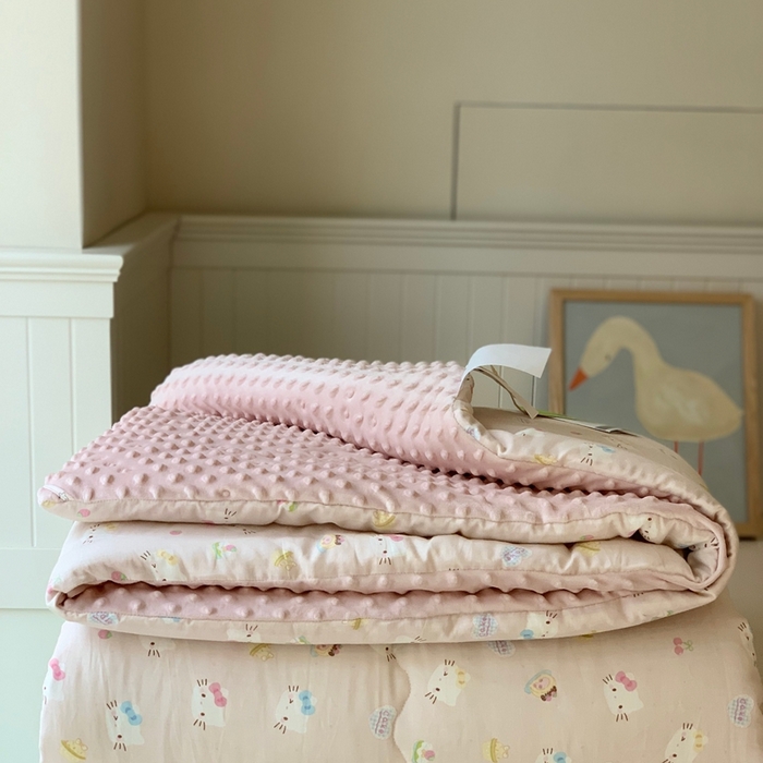 91家纺网 家纺一手货源 找家纺 汇庭 2025秋冬新款·糯米纱布双人豆豆被系列 乐园猫咪粉