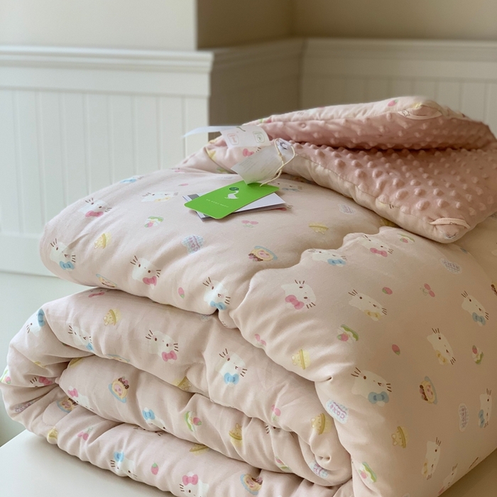 91家纺网 家纺一手货源 找家纺 汇庭 2025秋冬新款·糯米纱布双人豆豆被系列 乐园猫咪粉