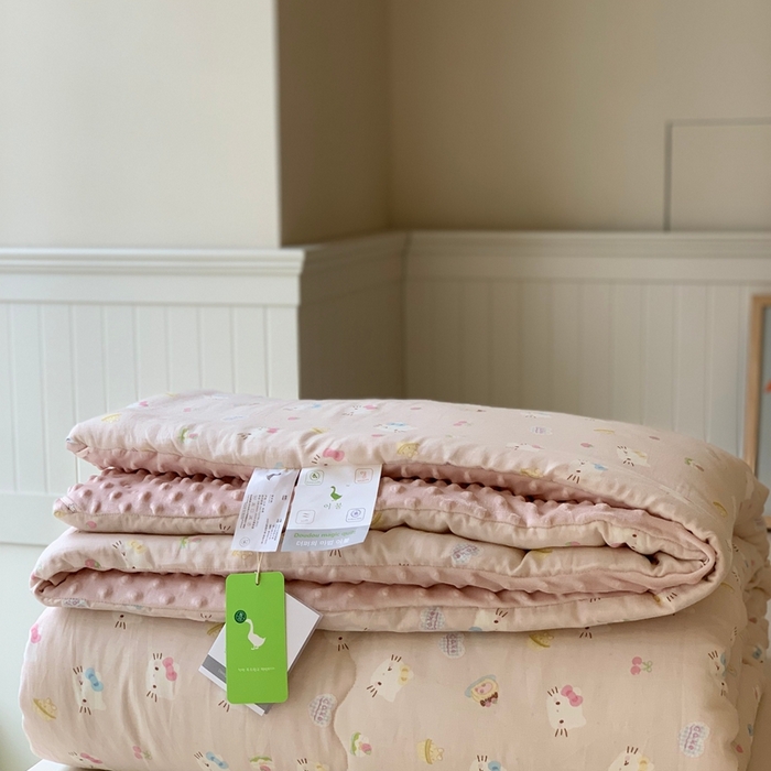 91家纺网 家纺一手货源 找家纺 汇庭 2025秋冬新款·糯米纱布双人豆豆被系列 乐园猫咪粉