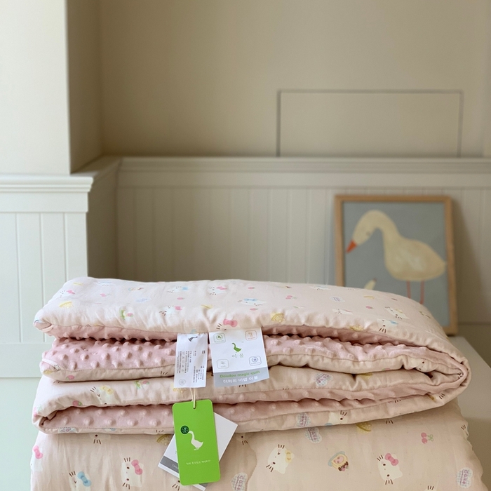 91家纺网 家纺一手货源 找家纺 汇庭 2025秋冬新款·糯米纱布双人豆豆被系列 乐园猫咪粉