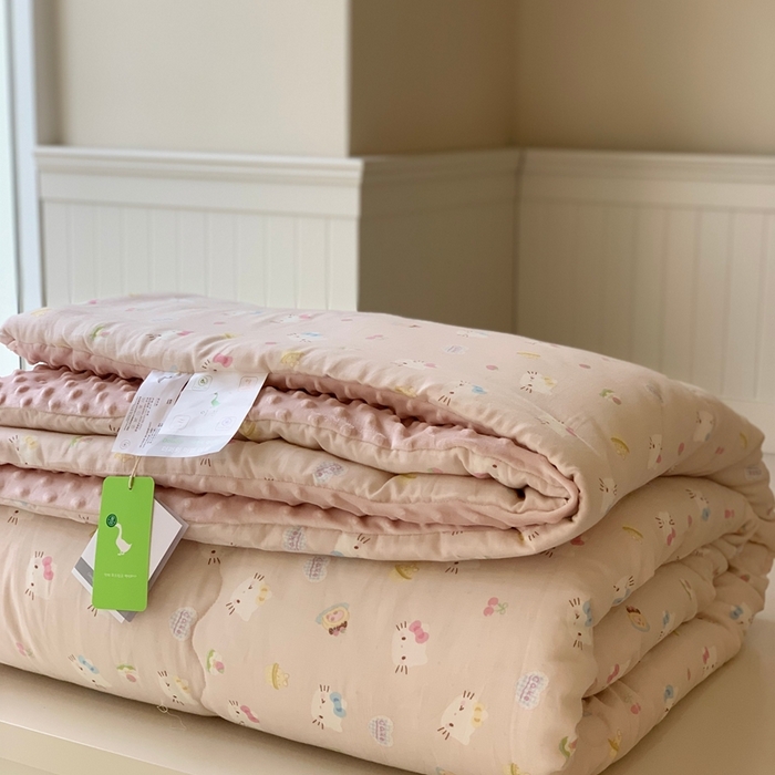 91家纺网 家纺一手货源 找家纺 汇庭 2025秋冬新款·糯米纱布双人豆豆被系列 乐园猫咪粉