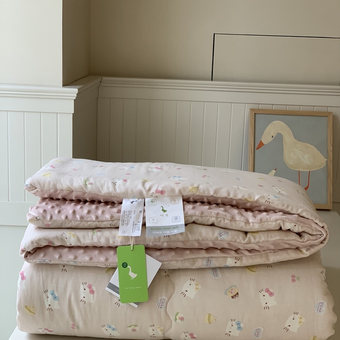 91家纺网 家纺一手货源 找家纺 汇庭 2025秋冬新款·糯米纱布双人豆豆被系列 乐园猫咪粉