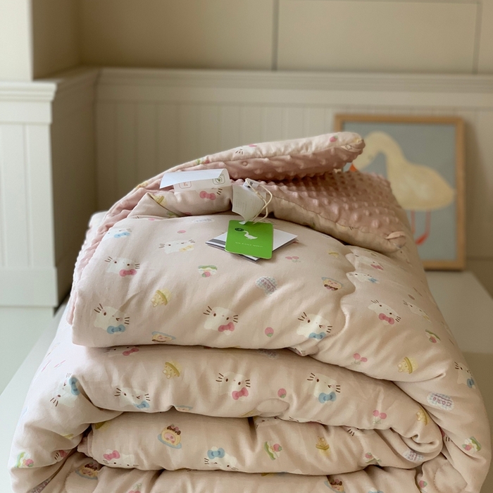 91家纺网 家纺一手货源 找家纺 汇庭 2025秋冬新款·糯米纱布双人豆豆被系列 乐园猫咪粉