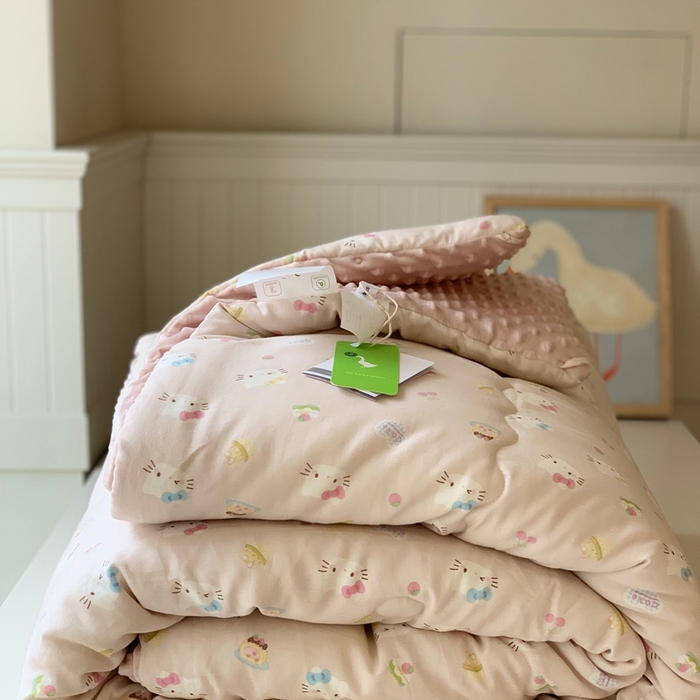 91家纺网 家纺一手货源 找家纺 汇庭 2025秋冬新款·糯米纱布双人豆豆被系列 乐园猫咪粉