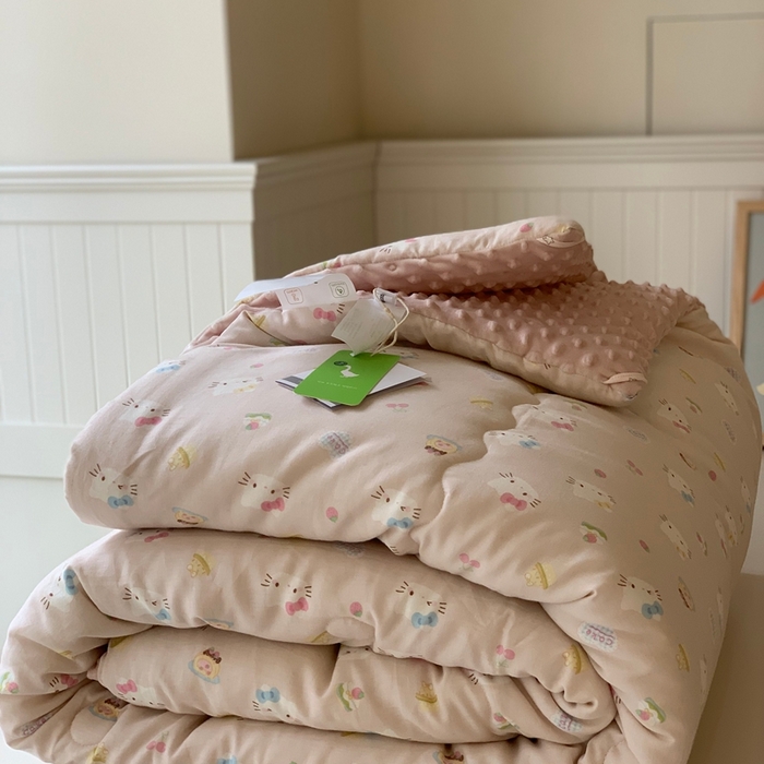 91家纺网 家纺一手货源 找家纺 汇庭 2025秋冬新款·糯米纱布双人豆豆被系列 乐园猫咪粉