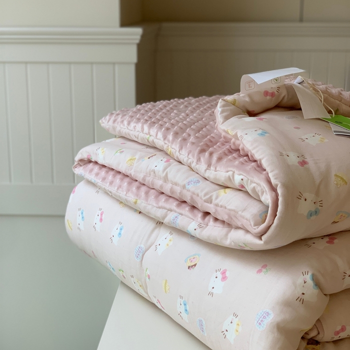 91家纺网 家纺一手货源 找家纺 汇庭 2025秋冬新款·糯米纱布双人豆豆被系列 乐园猫咪粉