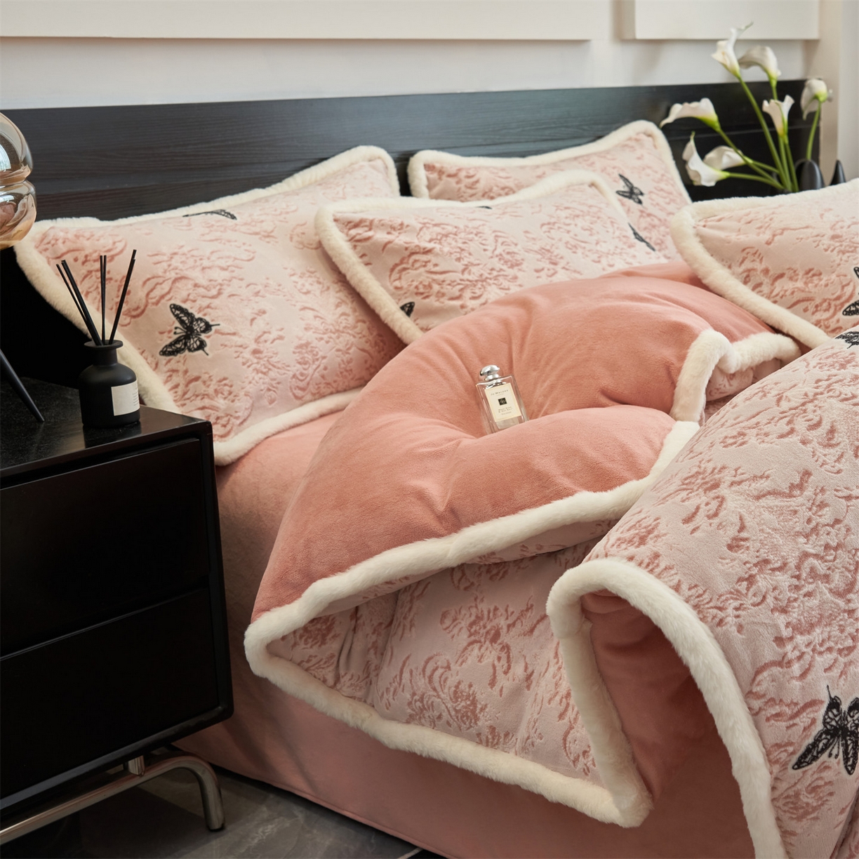 91家纺网 家纺一手货源 找家纺 金鹰 2025新款A类雕花牛奶绒烂花兔毛包边四件套 蝴蝶梦