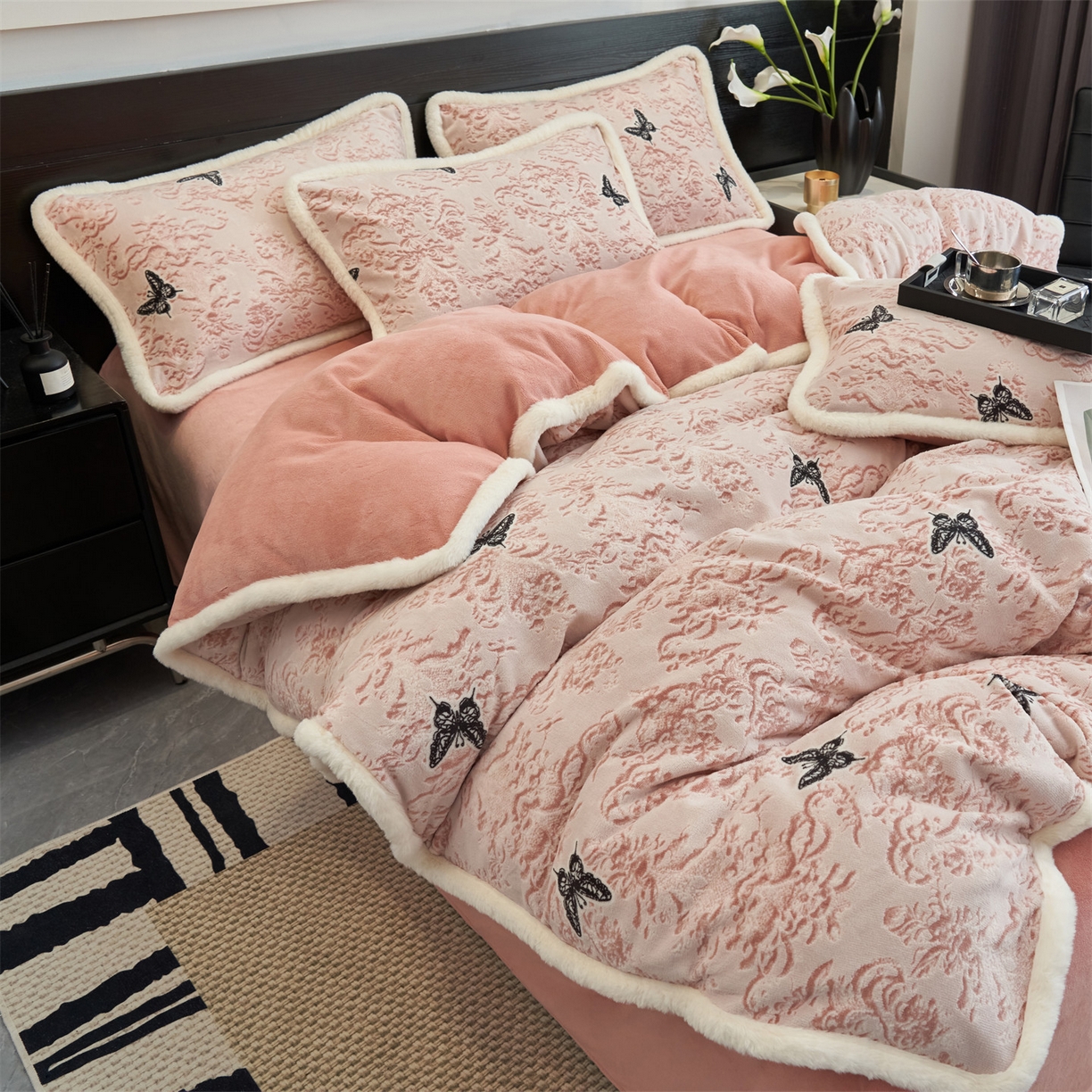 91家纺网 家纺一手货源 找家纺 金鹰 2025新款A类雕花牛奶绒烂花兔毛包边四件套 蝴蝶梦