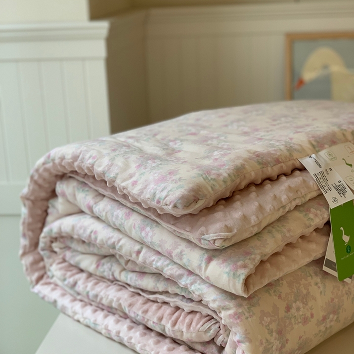 91家纺网 家纺一手货源 找家纺 汇庭 2025秋冬新款·糯米纱布双人豆豆被系列 茉莉粉