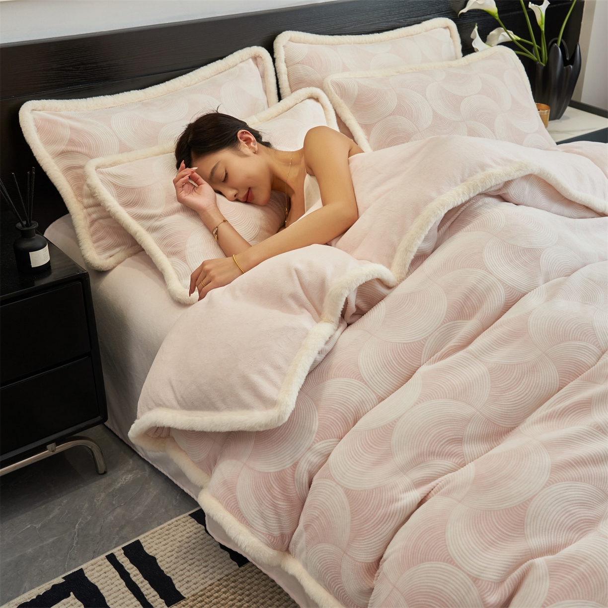 91家纺网 家纺一手货源 找家纺 金鹰 2025新款A类雕花牛奶绒烂花兔毛包边四件套 简爱