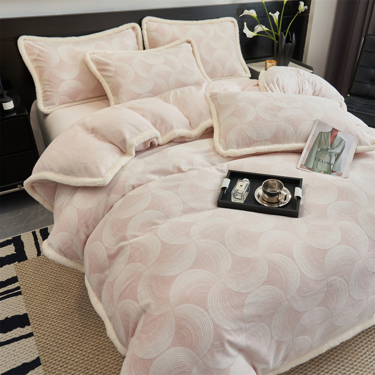 91家纺网 家纺一手货源 找家纺 金鹰 2025新款A类雕花牛奶绒烂花兔毛包边四件套 简爱