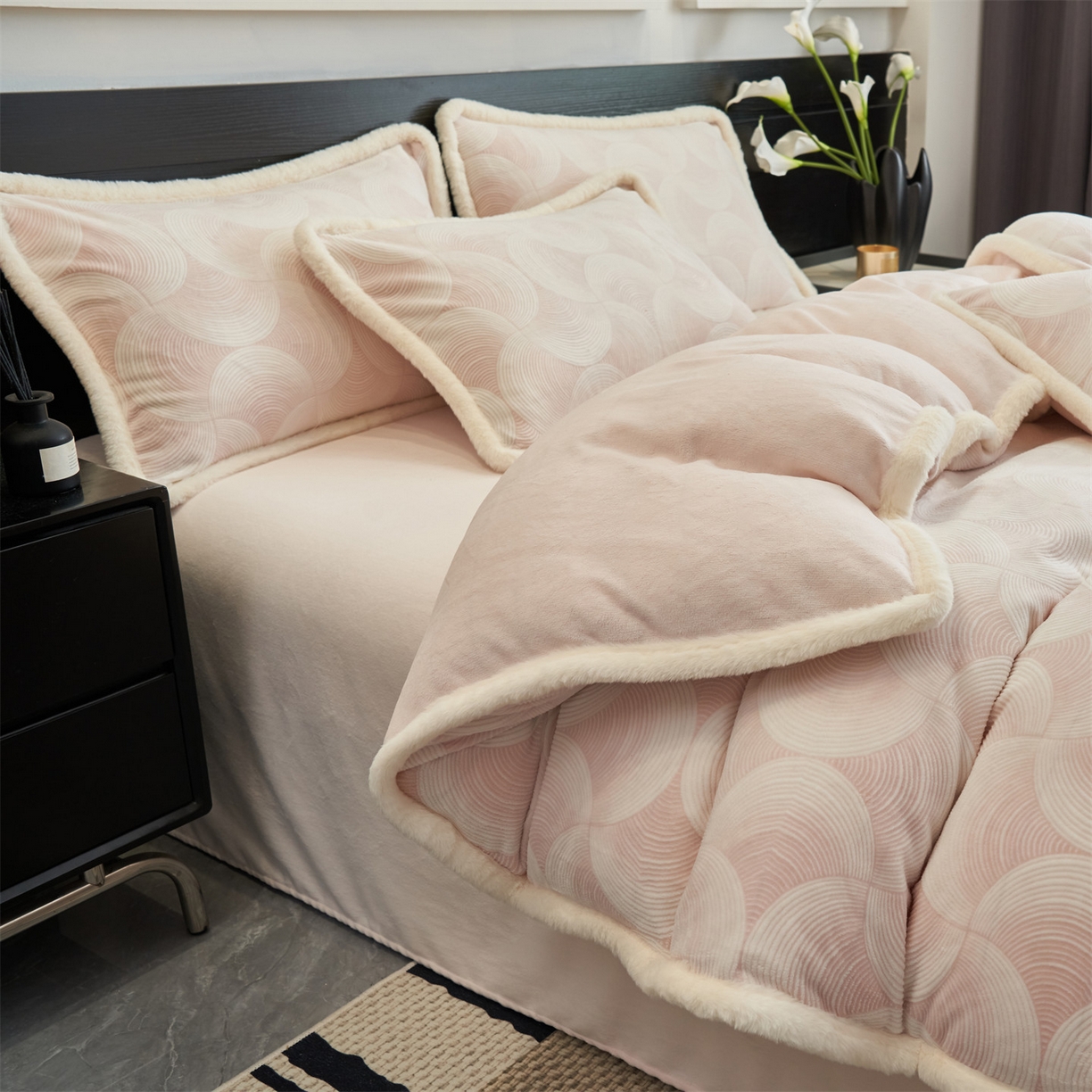 91家纺网 家纺一手货源 找家纺 金鹰 2025新款A类雕花牛奶绒烂花兔毛包边四件套 简爱