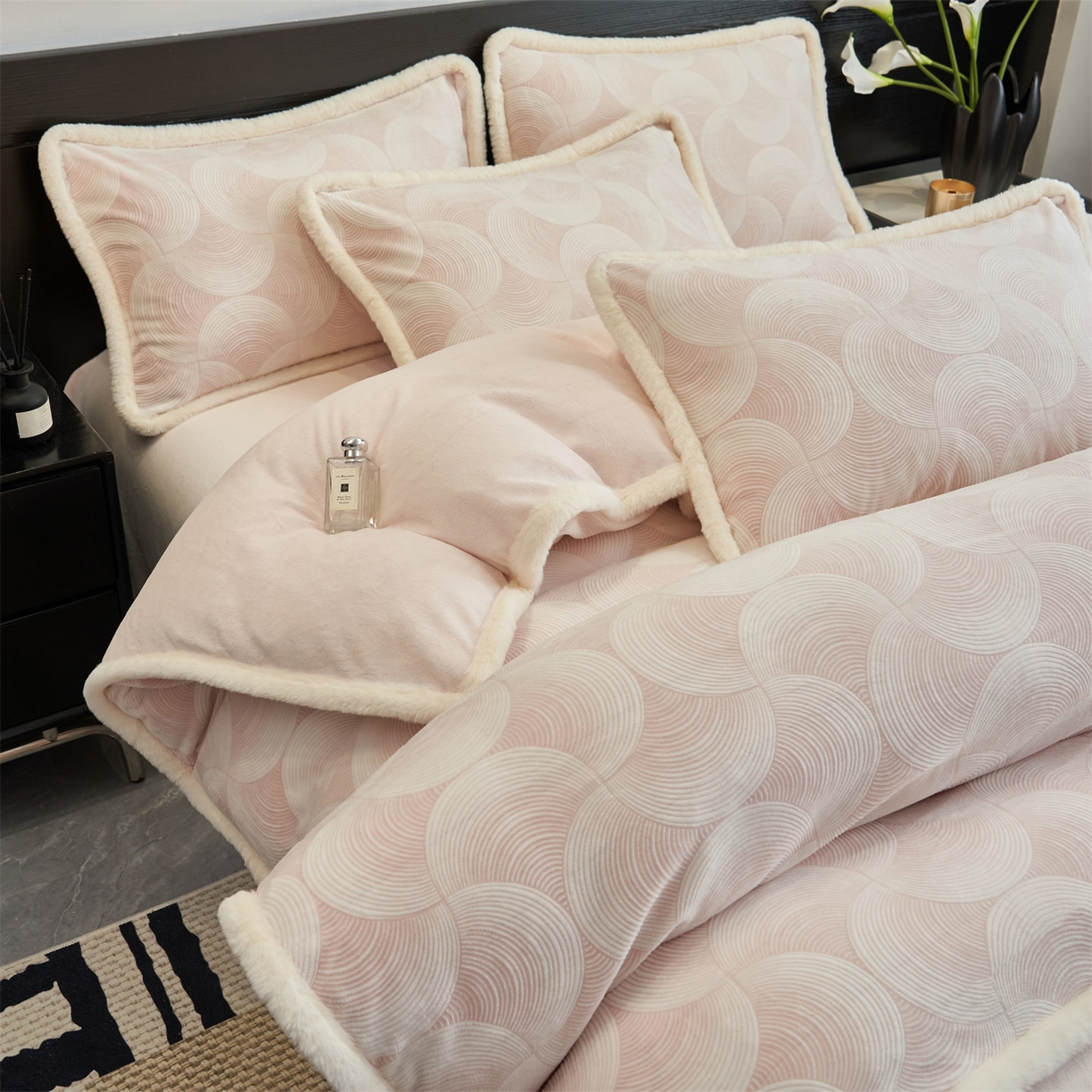 91家纺网 家纺一手货源 找家纺 金鹰 2025新款A类雕花牛奶绒烂花兔毛包边四件套 简爱