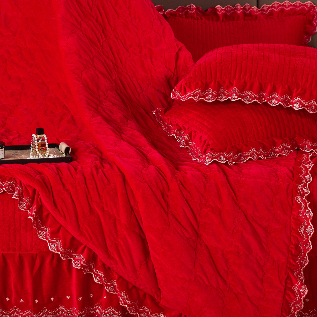 91家纺网 家纺一手货源 找家纺 青竹苑 2025新款婴儿绒宝宝绒玫瑰版床盖款四件套 慕达-红