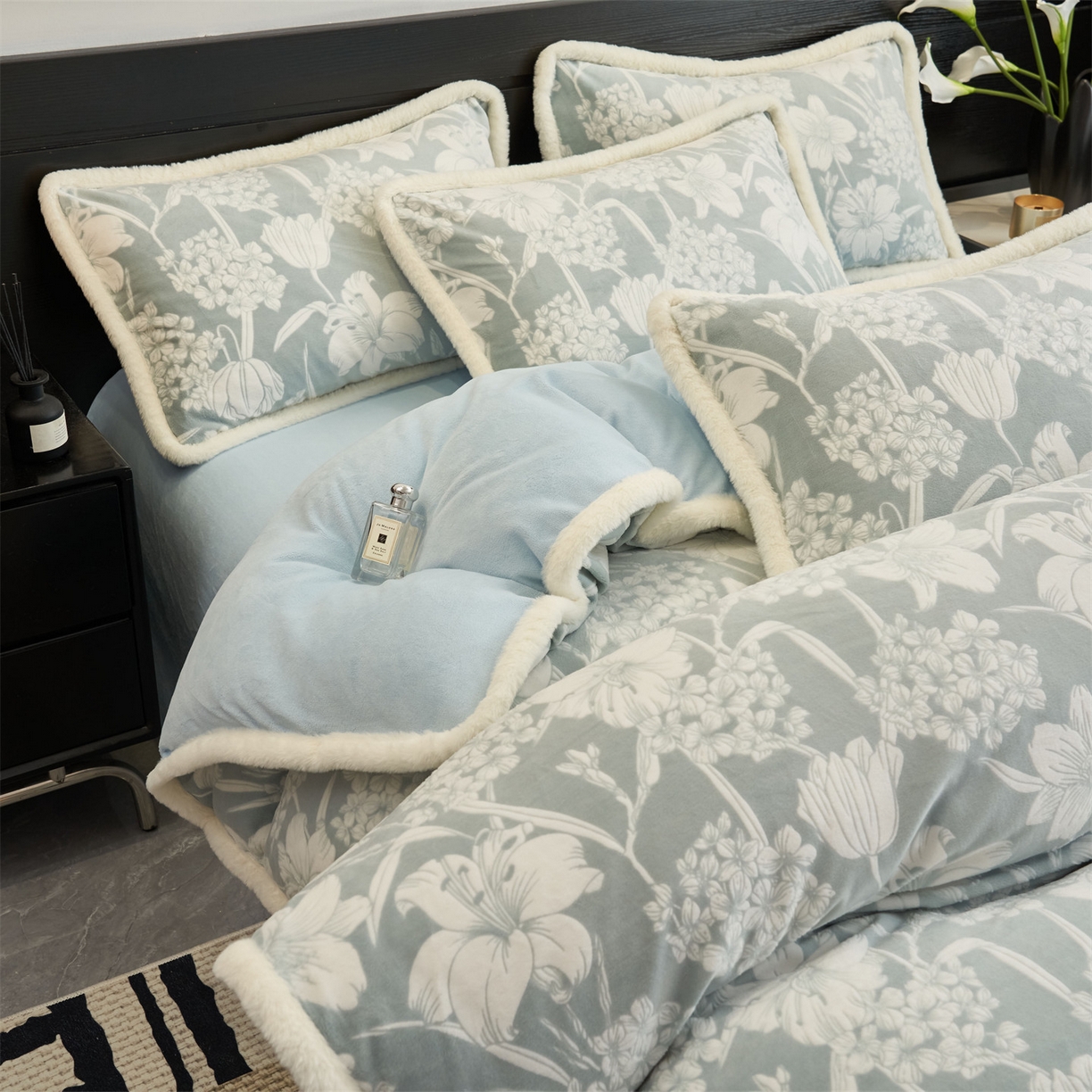 91家纺网 家纺一手货源 找家纺 金鹰 2025新款A类雕花牛奶绒烂花兔毛包边四件套 兰花