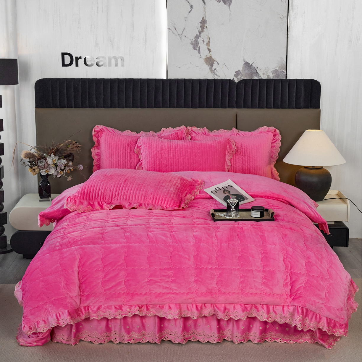 91家纺网 家纺一手货源 找家纺 青竹苑 2025新款婴儿绒宝宝绒玫瑰版床盖款四件套 慕达-妍红