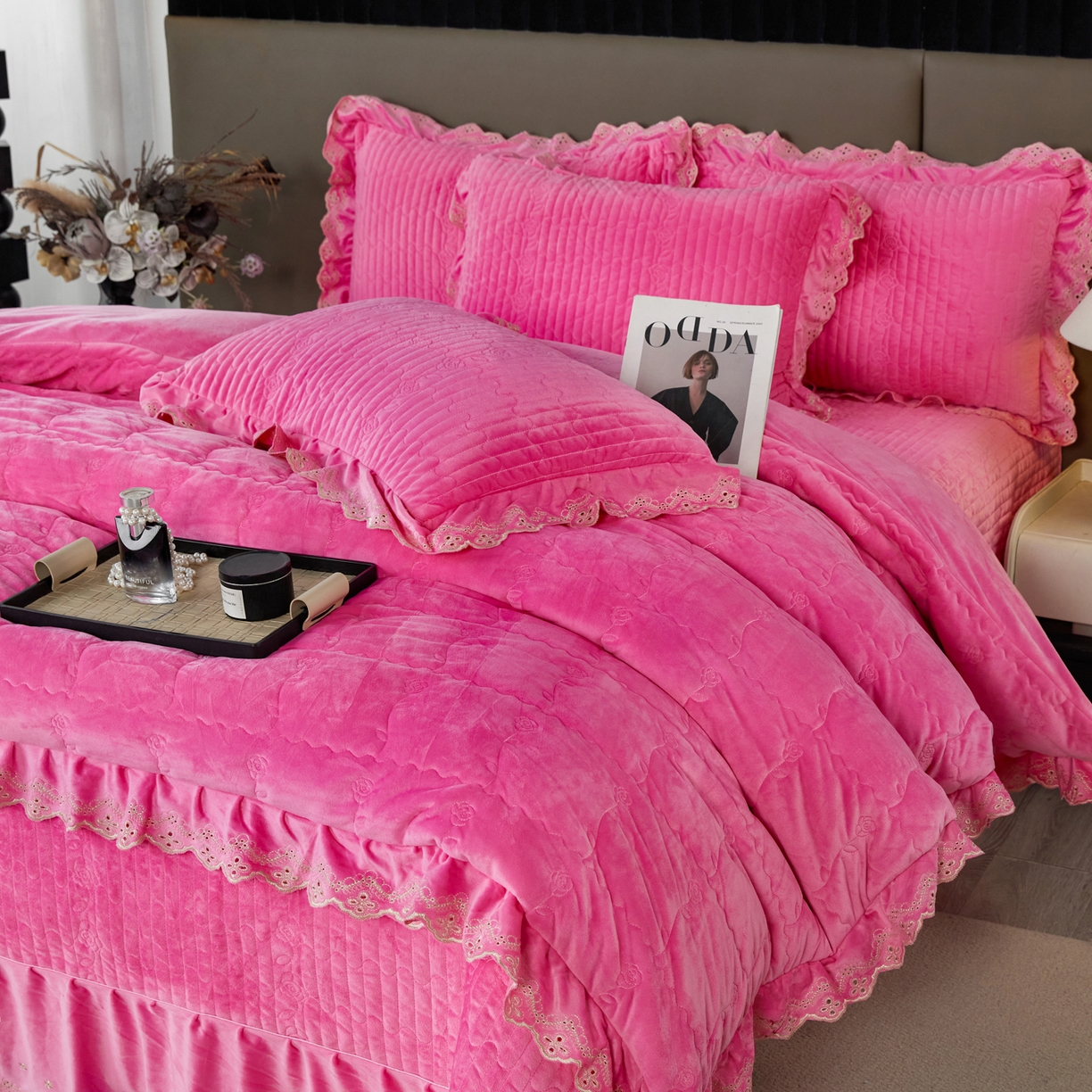 91家纺网 家纺一手货源 找家纺 青竹苑 2025新款婴儿绒宝宝绒玫瑰版床盖款四件套 慕达-妍红