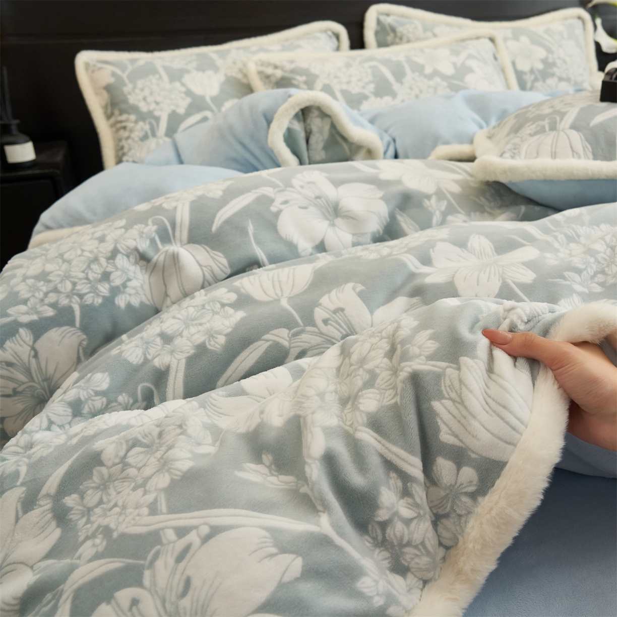 91家纺网 家纺一手货源 找家纺 金鹰 2025新款A类雕花牛奶绒烂花兔毛包边四件套 兰花