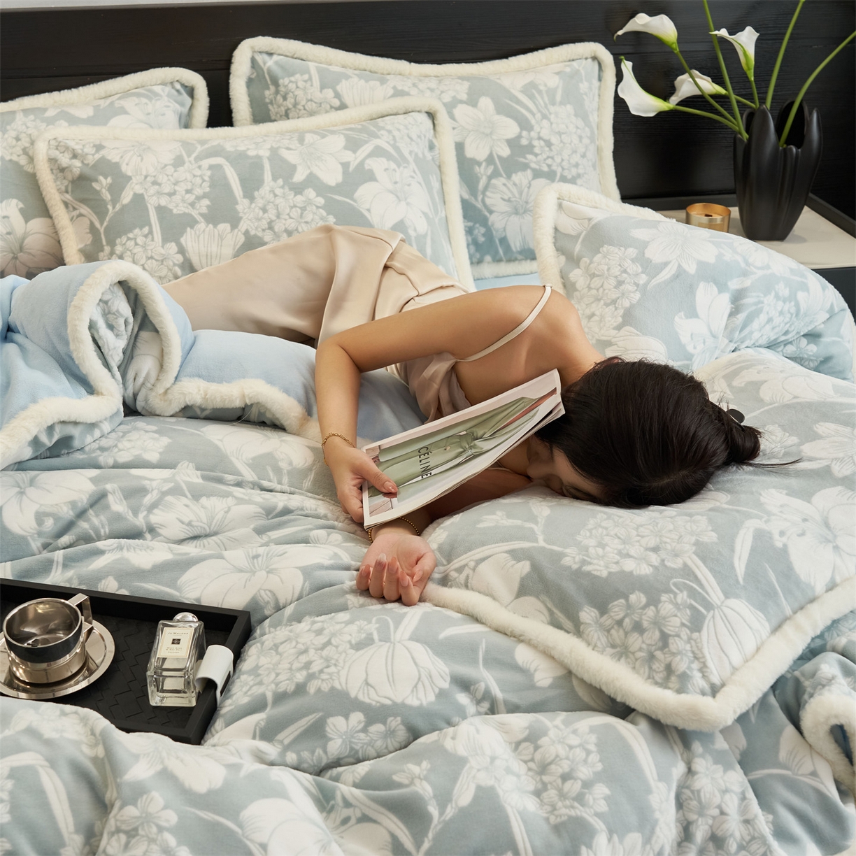 91家纺网 家纺一手货源 找家纺 金鹰 2025新款A类雕花牛奶绒烂花兔毛包边四件套 兰花