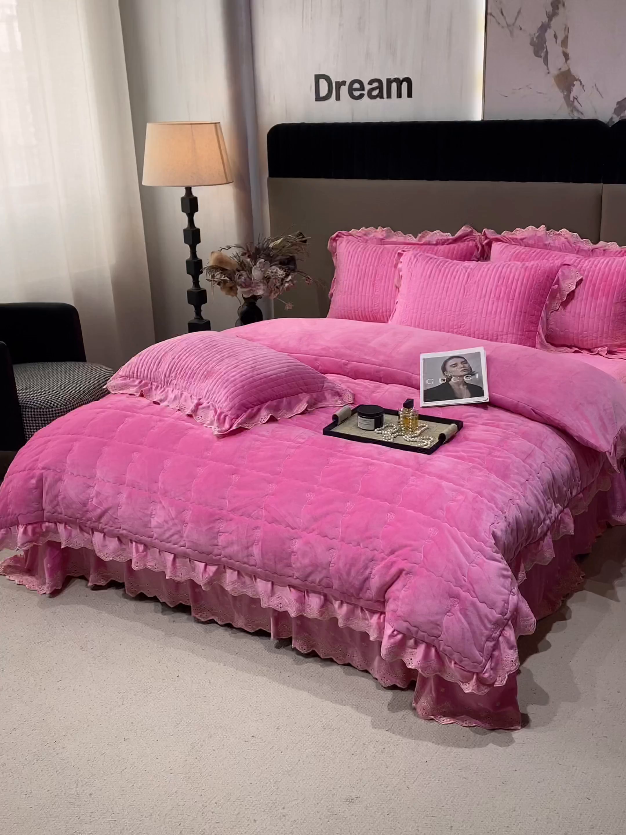 91家纺网 家纺一手货源 找家纺 青竹苑 2025新款婴儿绒宝宝绒玫瑰版床盖款四件套 慕达-妍红