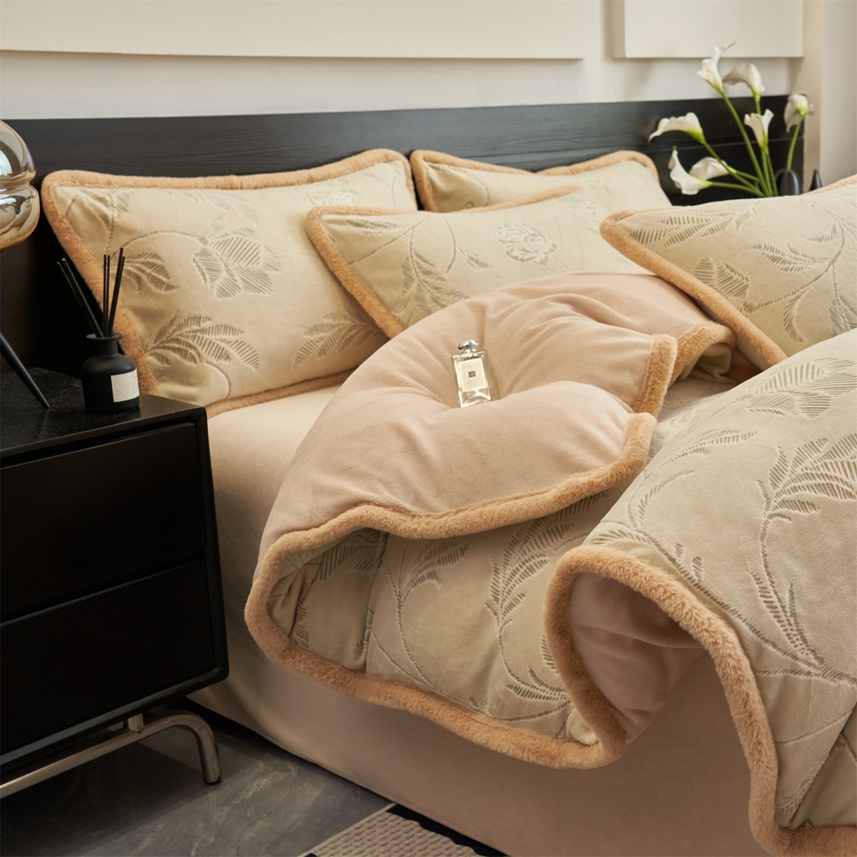 91家纺网 家纺一手货源 找家纺 金鹰 2025新款A类雕花牛奶绒烂花兔毛包边四件套 玫瑰物语