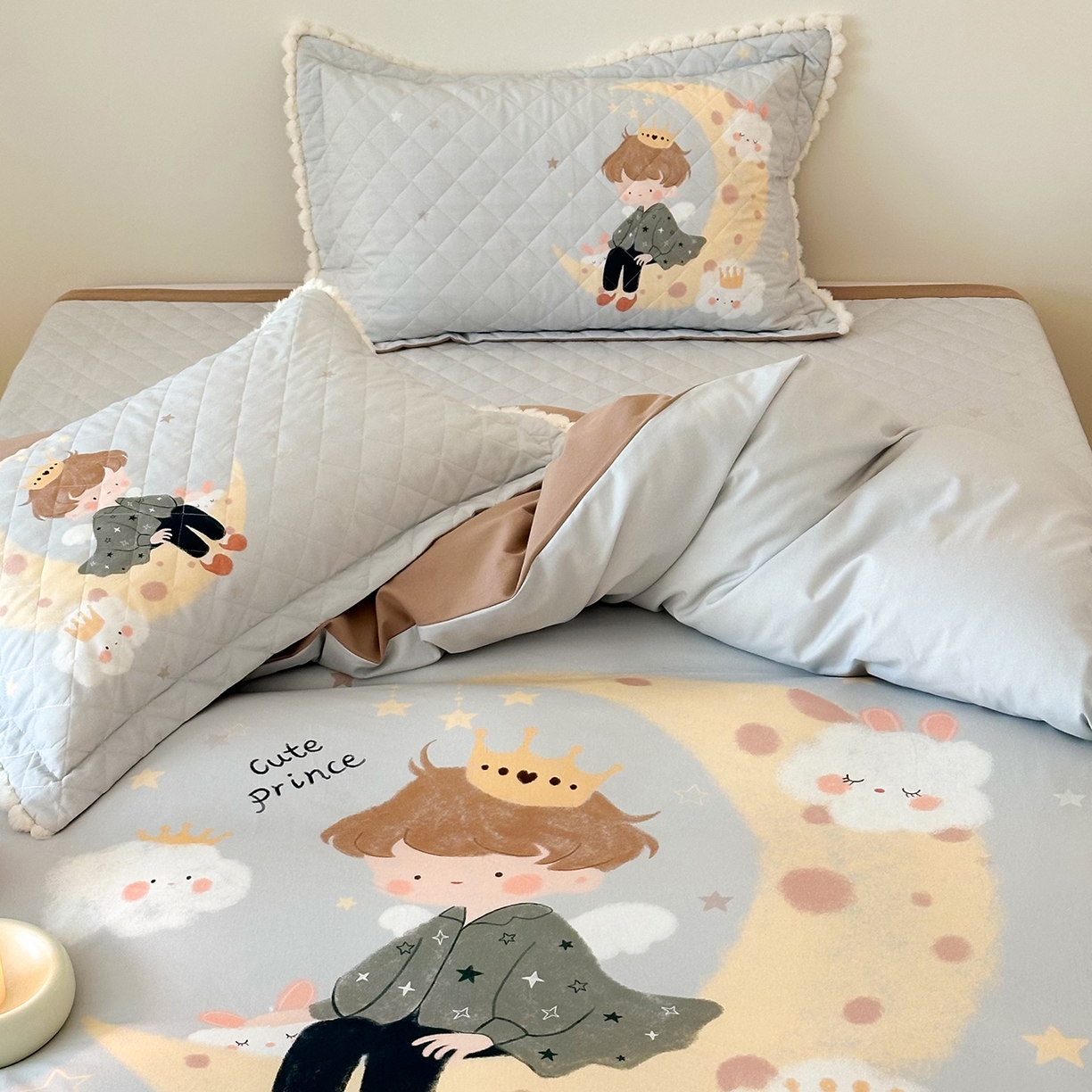 91家纺网 家纺一手货源 找家纺 漫调家纺 2025新款全棉磨毛大版卡通床盖套件 小王子