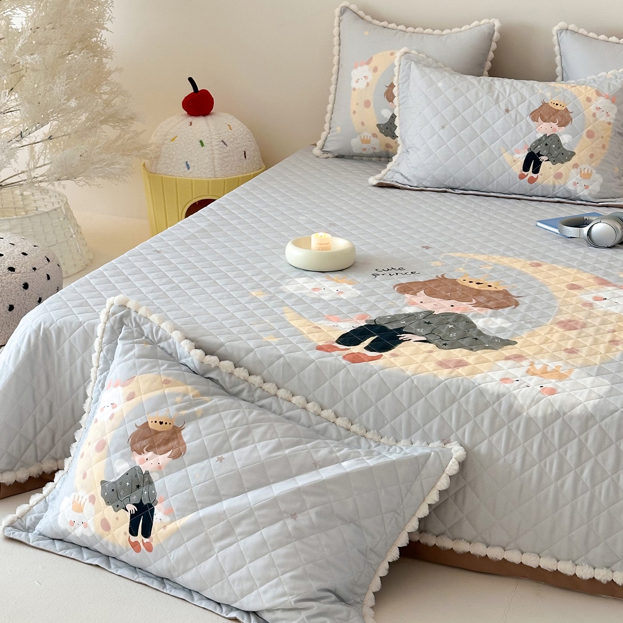 91家纺网 家纺一手货源 找家纺 漫调家纺 2025新款全棉磨毛大版卡通床盖套件 小王子