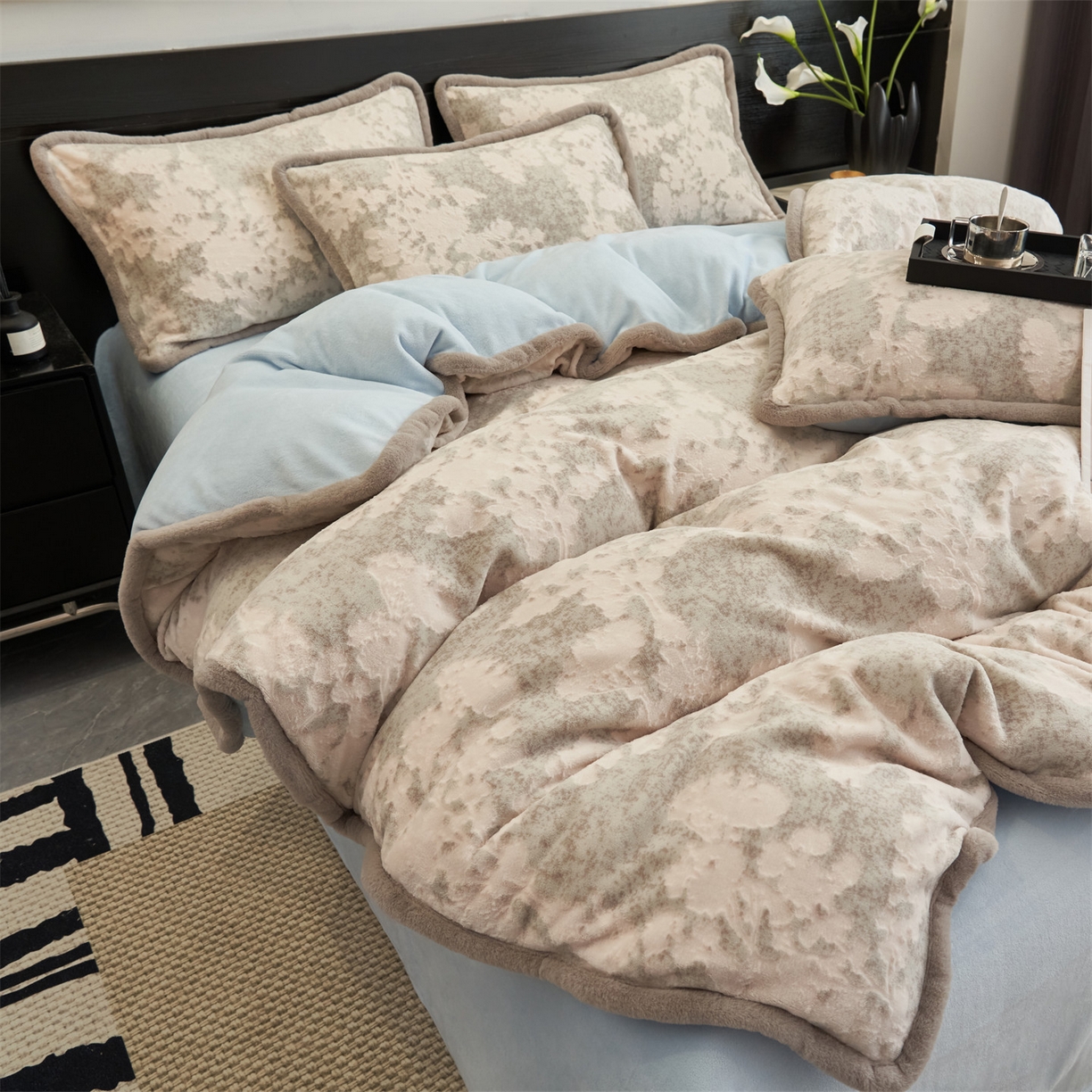 91家纺网 家纺一手货源 找家纺 金鹰 2025新款A类雕花牛奶绒烂花兔毛包边四件套 梦幻森林