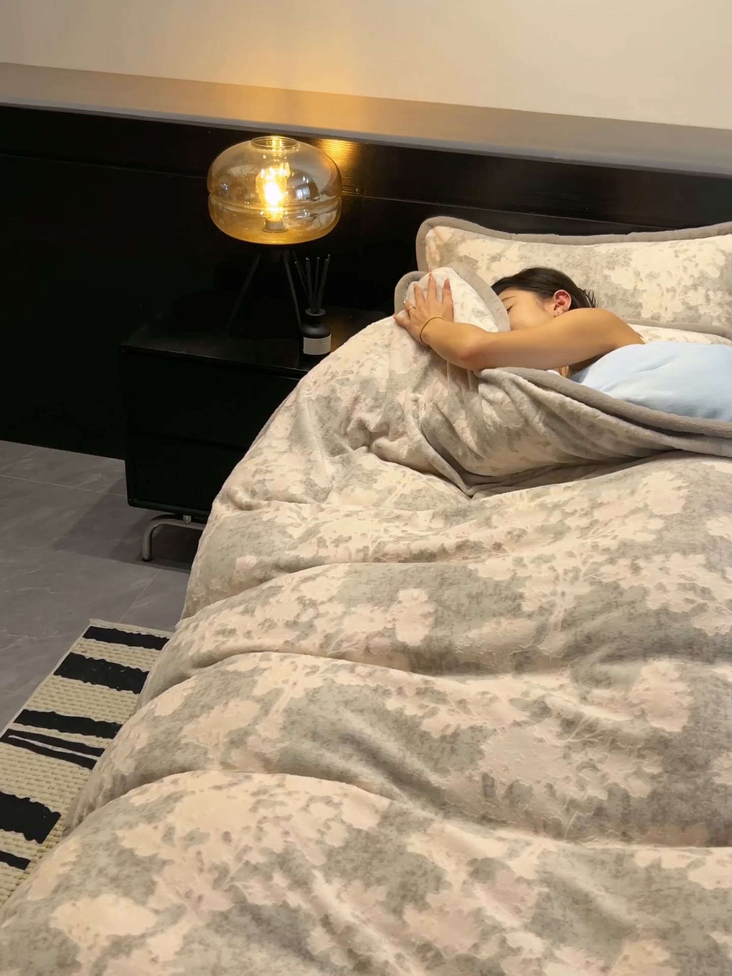 91家纺网 家纺一手货源 找家纺 金鹰 2025新款A类雕花牛奶绒烂花兔毛包边四件套 梦幻森林