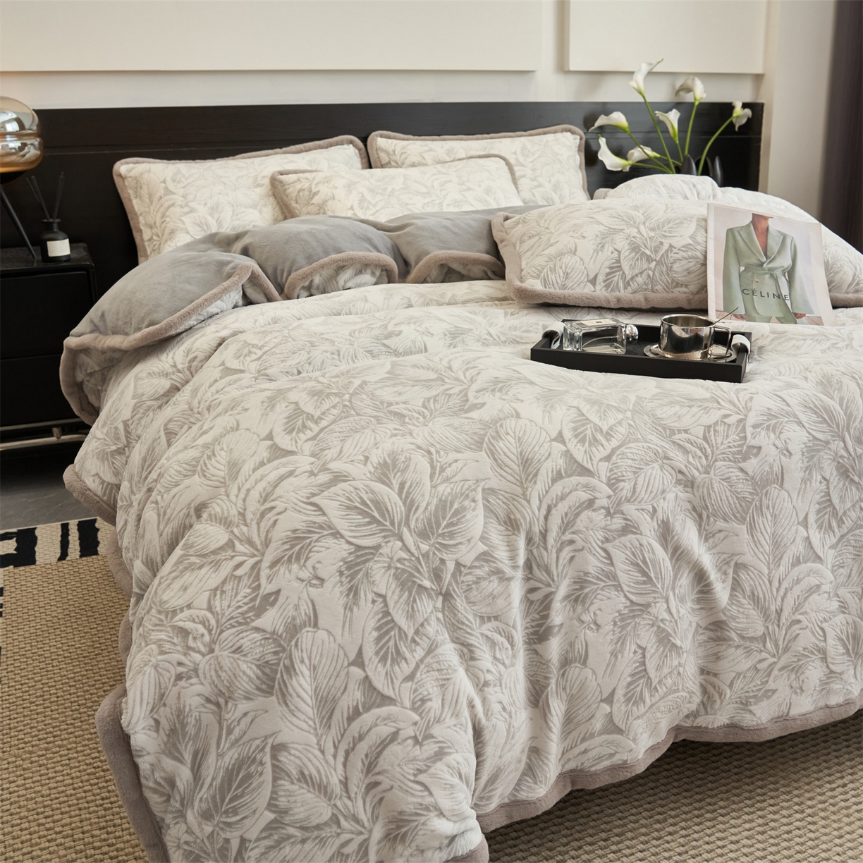 91家纺网 家纺一手货源 找家纺 金鹰 2025新款A类雕花牛奶绒烂花兔毛包边四件套 羽叶