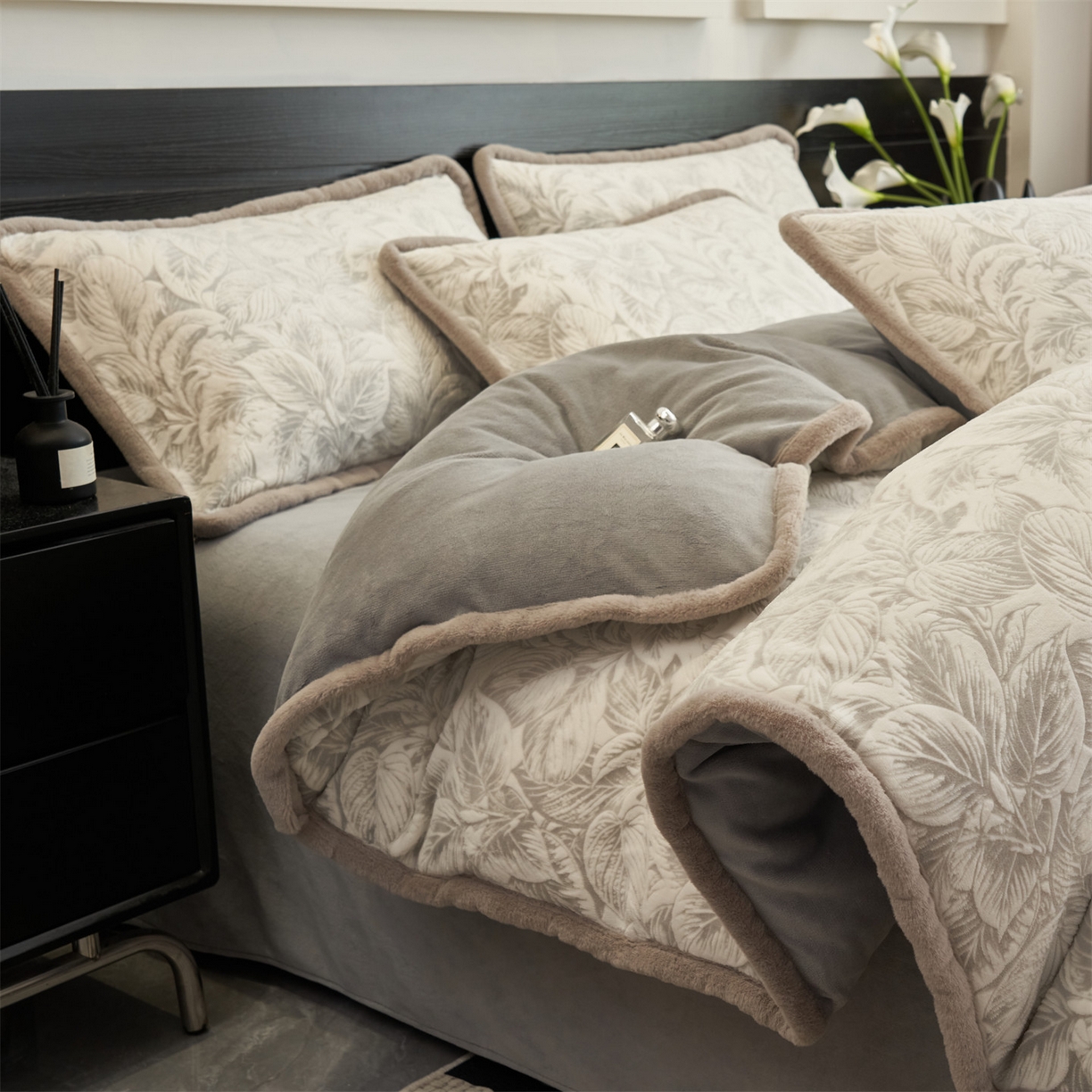 91家纺网 家纺一手货源 找家纺 金鹰 2025新款A类雕花牛奶绒烂花兔毛包边四件套 羽叶