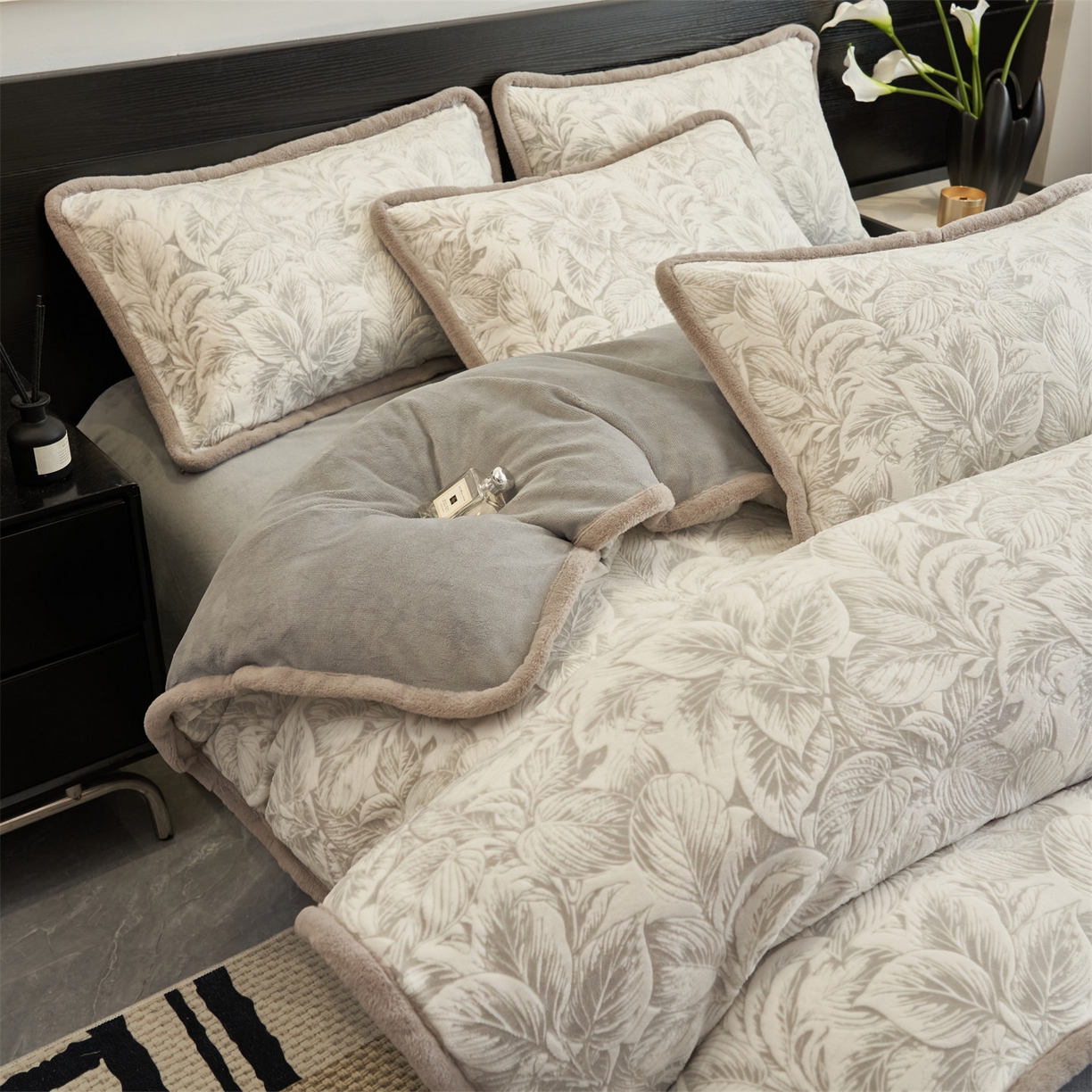 91家纺网 家纺一手货源 找家纺 金鹰 2025新款A类雕花牛奶绒烂花兔毛包边四件套 羽叶