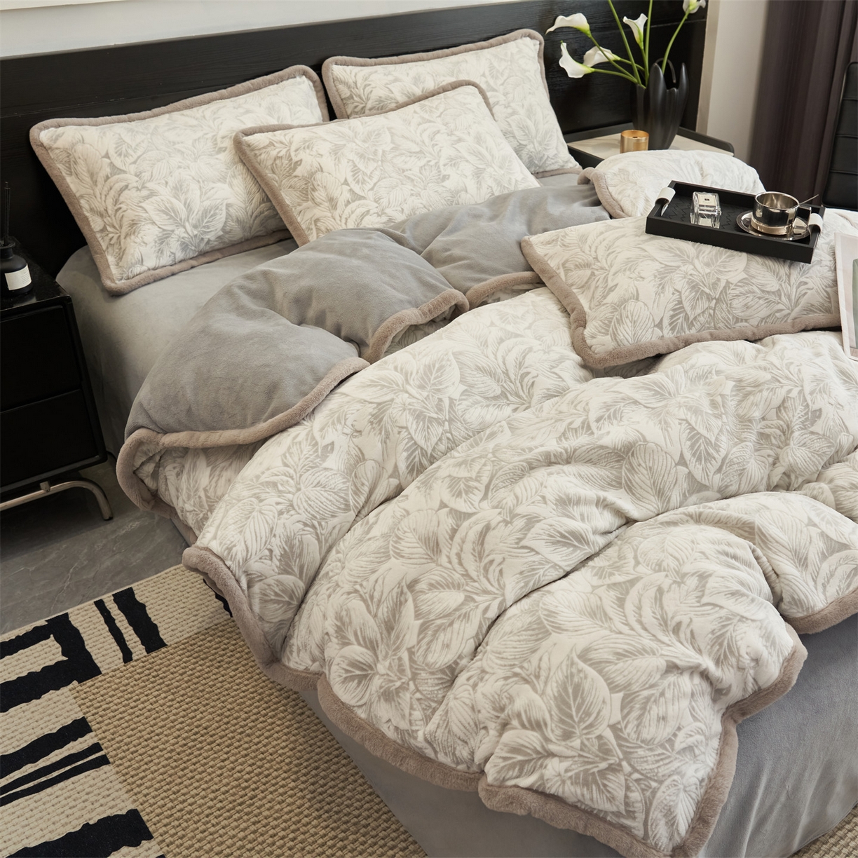 91家纺网 家纺一手货源 找家纺 金鹰 2025新款A类雕花牛奶绒烂花兔毛包边四件套 羽叶