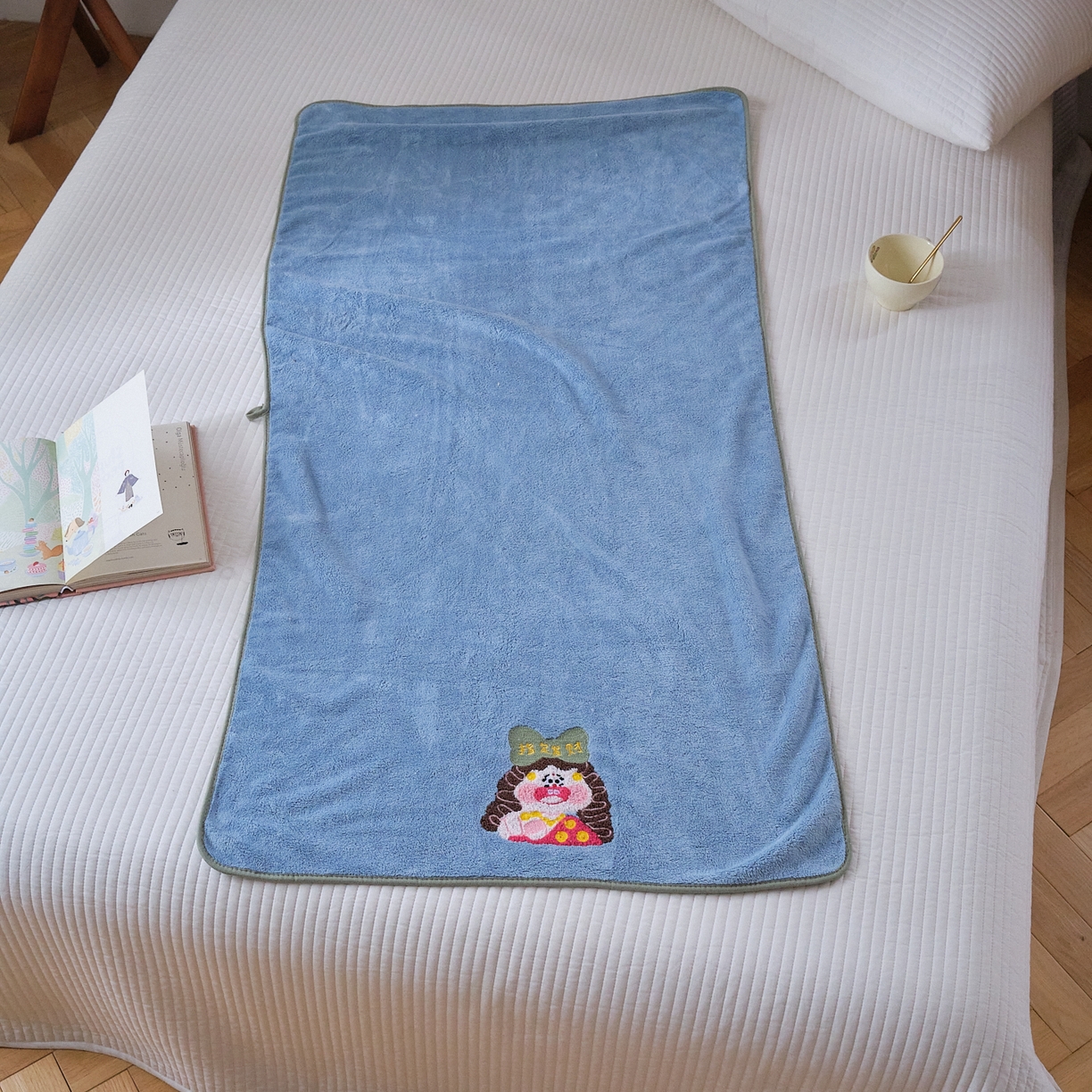 91家纺网 家纺一手货源 找家纺 沐瑟家纺 2025新款亲肤柔软珊瑚绒毛巾浴巾-富婆系列 富婆-蓝色 70*140cm浴巾/条