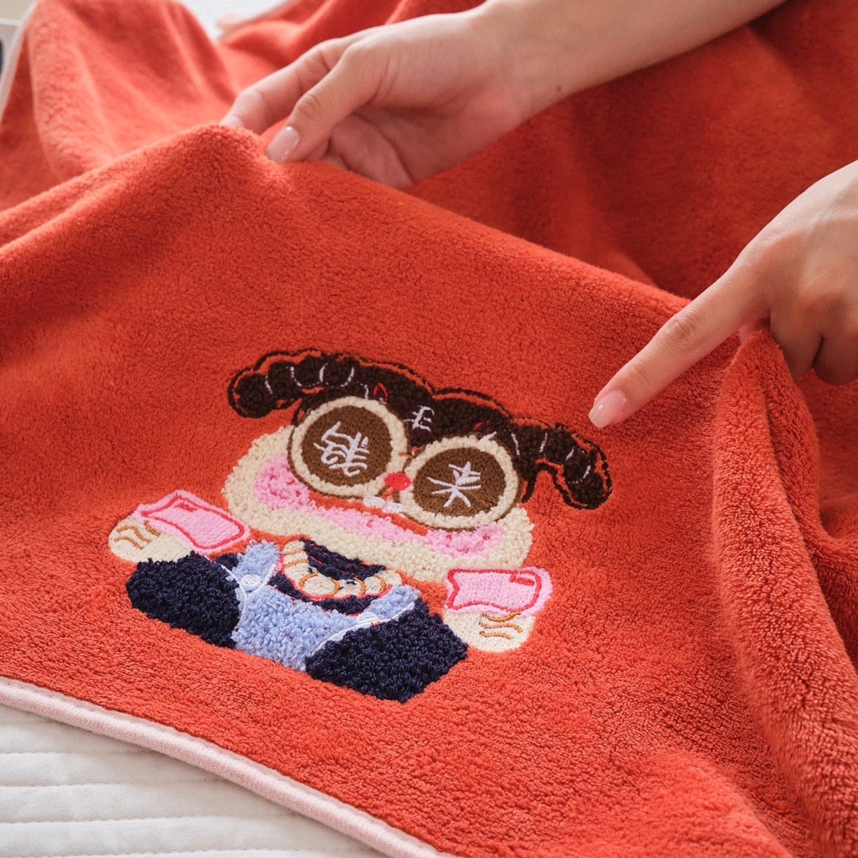 91家纺网 家纺一手货源 找家纺 沐瑟家纺 2025新款亲肤柔软珊瑚绒毛巾浴巾-富婆系列 富婆-桔红 70*140cm浴巾/条