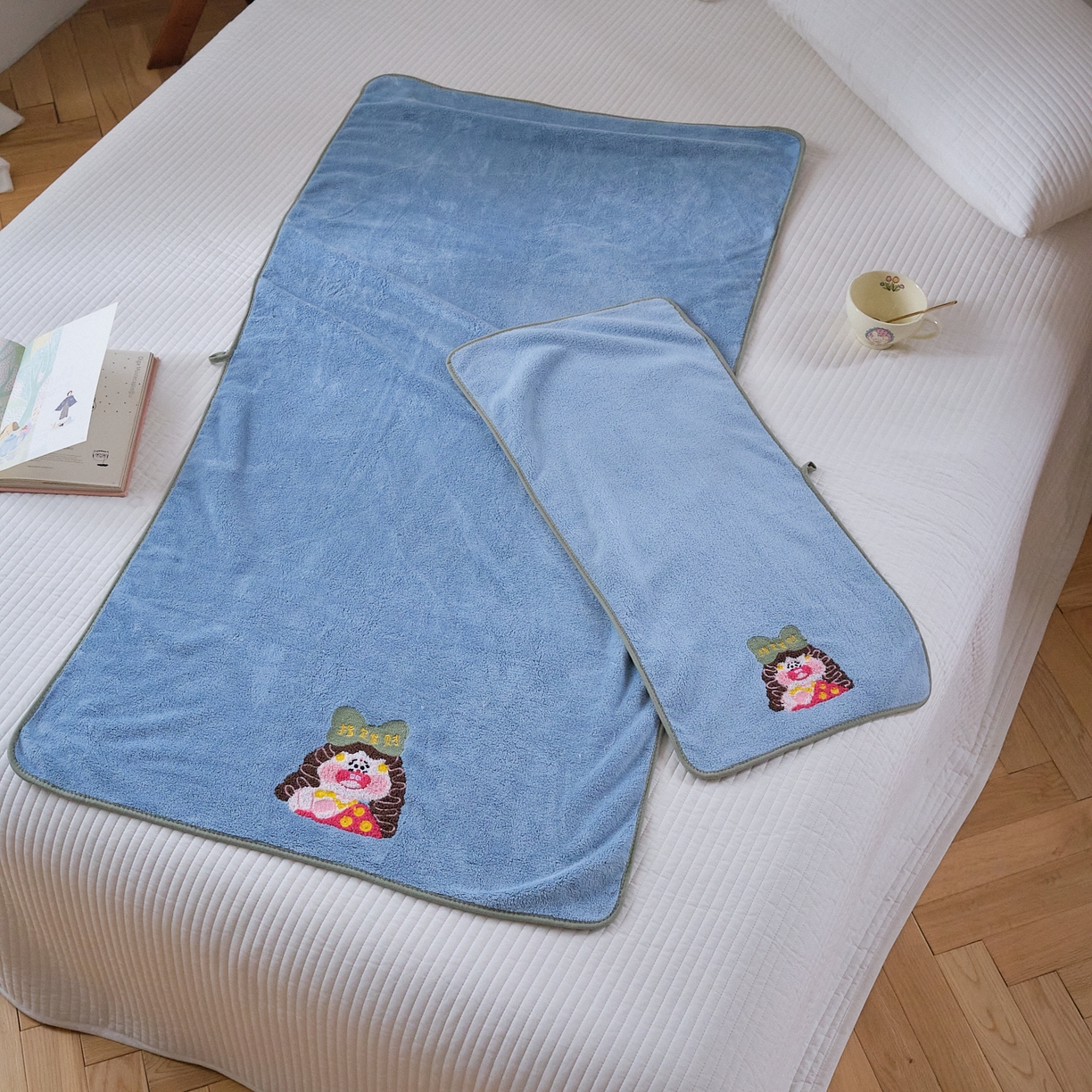 91家纺网 家纺一手货源 找家纺 沐瑟家纺 2025新款亲肤柔软珊瑚绒毛巾浴巾-富婆系列 富婆-蓝色 40*80cm毛巾/条