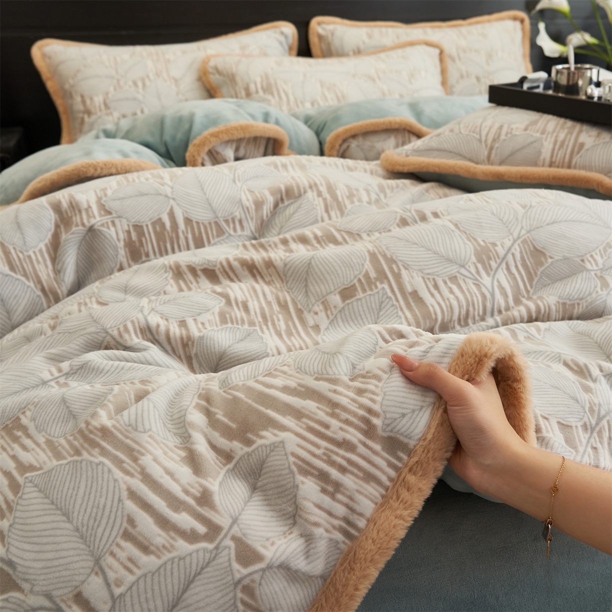 91家纺网 家纺一手货源 找家纺 金鹰 2025新款A类雕花牛奶绒烂花兔毛包边四件套 仲夏晨歌