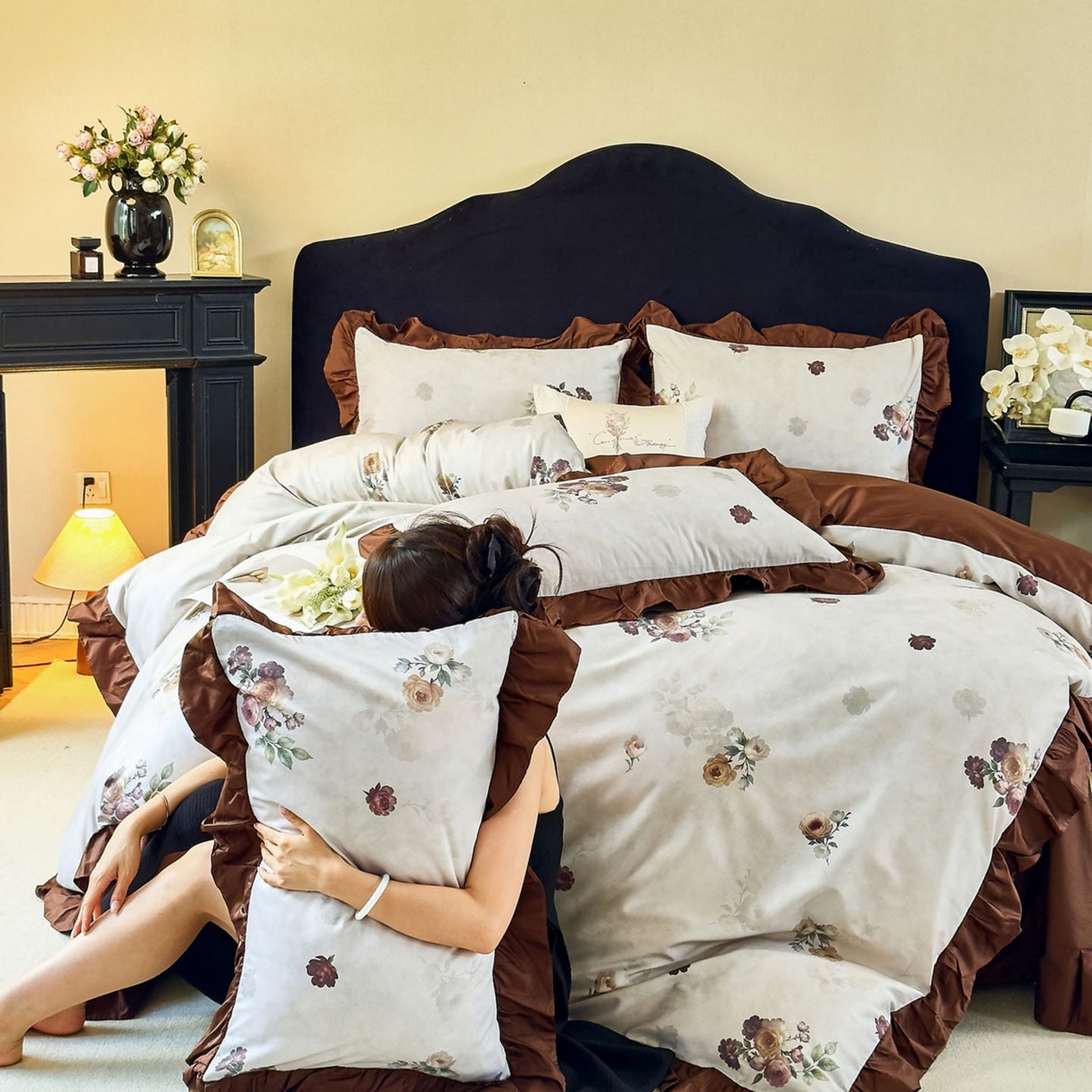 91家纺网 家纺一手货源 找家纺 由丽家纺 2025新款法式全棉贡缎花边款数码印花四件套（控价券后299起） 津妮亚-红