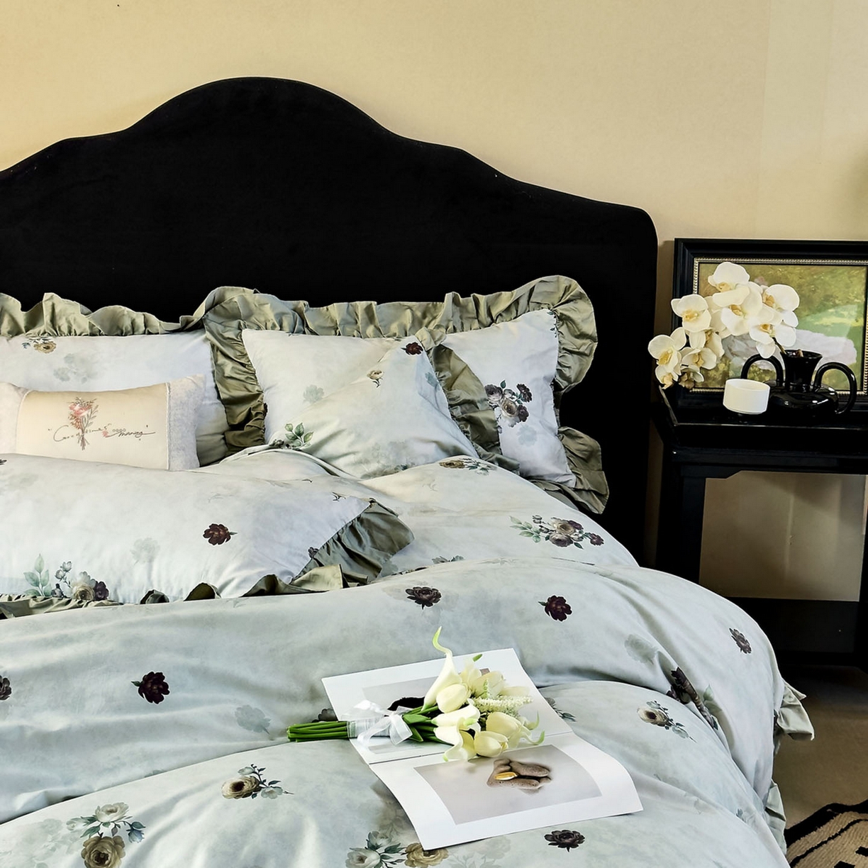 91家纺网 家纺一手货源 找家纺 由丽家纺 2025新款法式全棉贡缎花边款数码印花四件套（控价券后299起） 津妮亚-绿