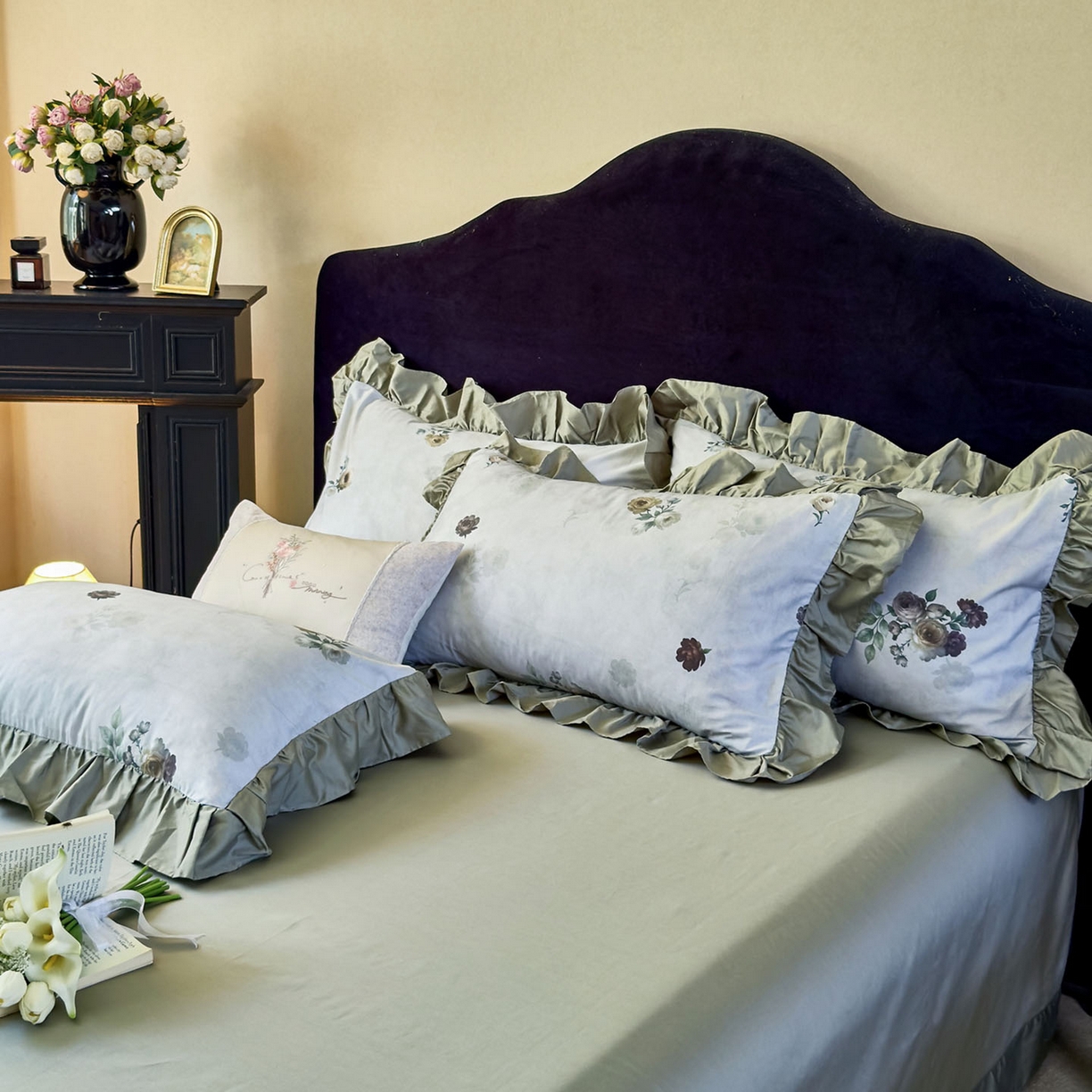 91家纺网 家纺一手货源 找家纺 由丽家纺 2025新款法式全棉贡缎花边款数码印花四件套（控价券后299起） 津妮亚-绿