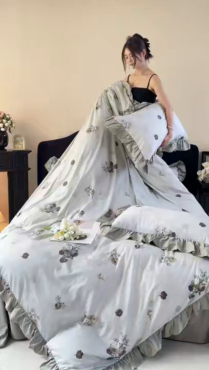 91家纺网 家纺一手货源 找家纺 由丽家纺 2025新款法式全棉贡缎花边款数码印花四件套（控价券后299起） 津妮亚-绿