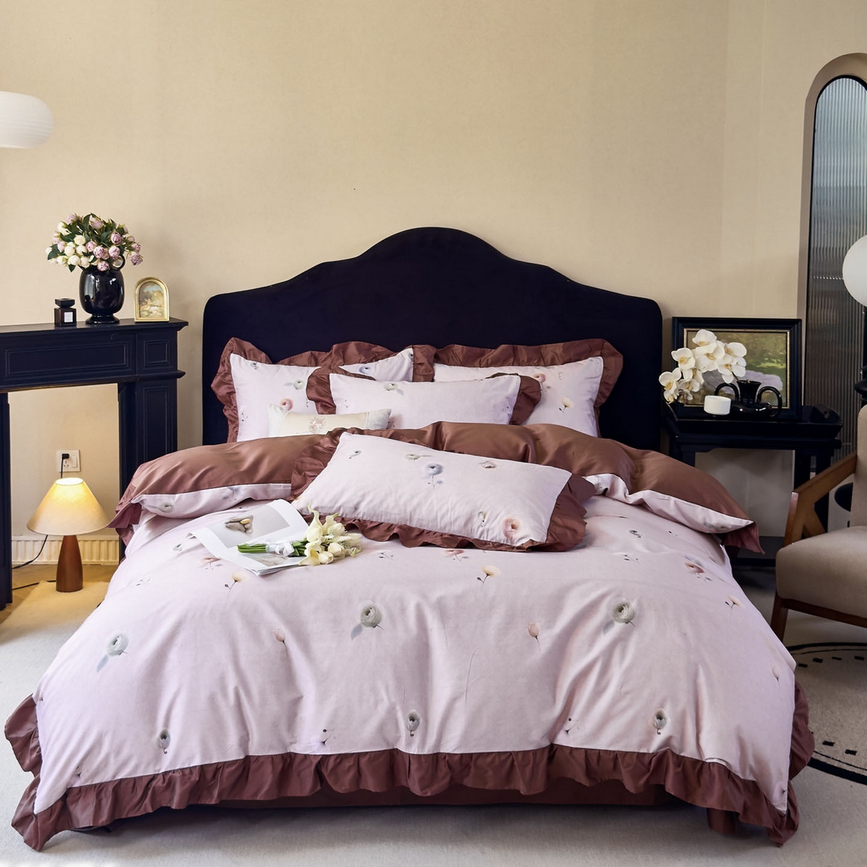 91家纺网 家纺一手货源 找家纺 由丽家纺 2025新款法式全棉贡缎花边款数码印花四件套（控价券后299起） 艾恩瑟-红