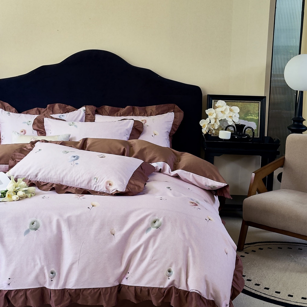 91家纺网 家纺一手货源 找家纺 由丽家纺 2025新款法式全棉贡缎花边款数码印花四件套（控价券后299起） 艾恩瑟-红