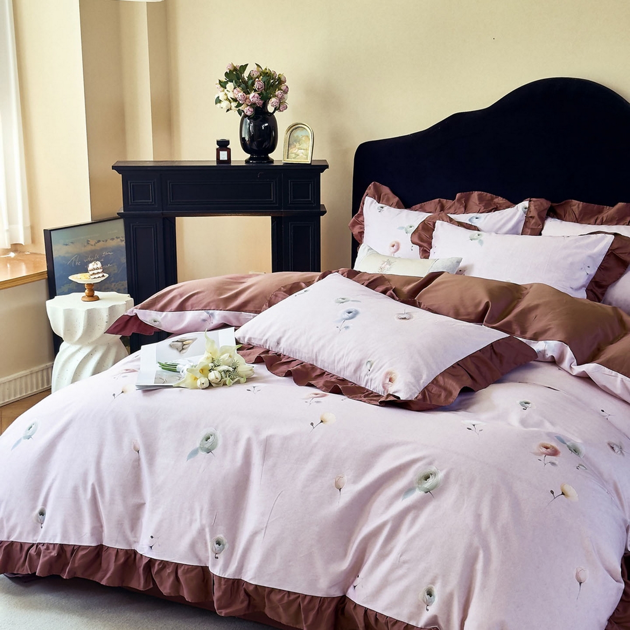 91家纺网 家纺一手货源 找家纺 由丽家纺 2025新款法式全棉贡缎花边款数码印花四件套（控价券后299起） 艾恩瑟-红