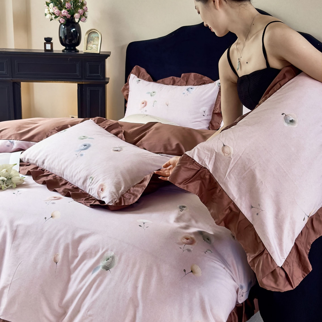 91家纺网 家纺一手货源 找家纺 由丽家纺 2025新款法式全棉贡缎花边款数码印花四件套（控价券后299起） 艾恩瑟-红