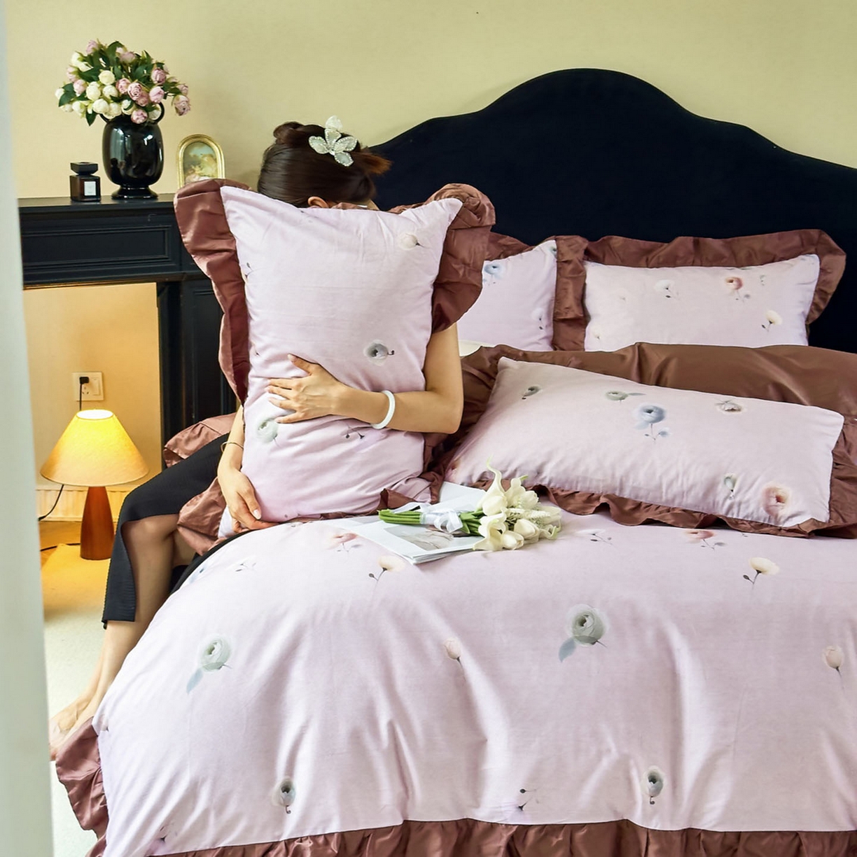 91家纺网 家纺一手货源 找家纺 由丽家纺 2025新款法式全棉贡缎花边款数码印花四件套（控价券后299起） 艾恩瑟-红