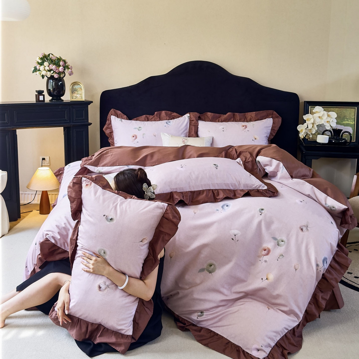 91家纺网 家纺一手货源 找家纺 由丽家纺 2025新款法式全棉贡缎花边款数码印花四件套（控价券后299起） 艾恩瑟-红