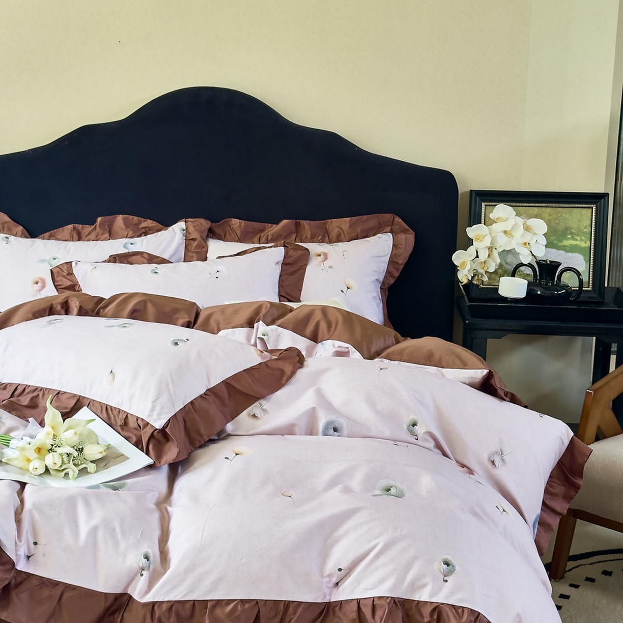 91家纺网 家纺一手货源 找家纺 由丽家纺 2025新款法式全棉贡缎花边款数码印花四件套（控价券后299起） 艾恩瑟-红