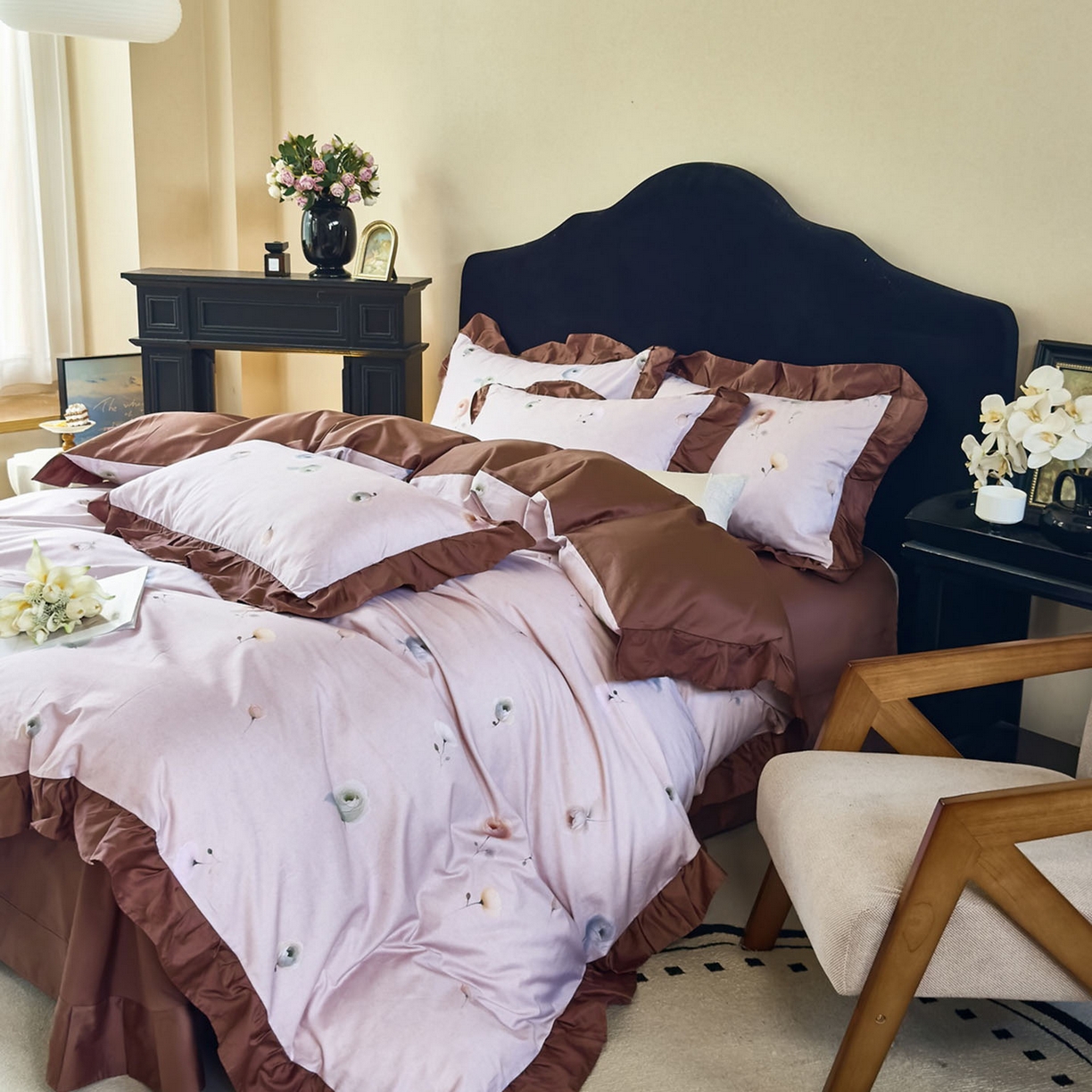 91家纺网 家纺一手货源 找家纺 由丽家纺 2025新款法式全棉贡缎花边款数码印花四件套（控价券后299起） 艾恩瑟-红