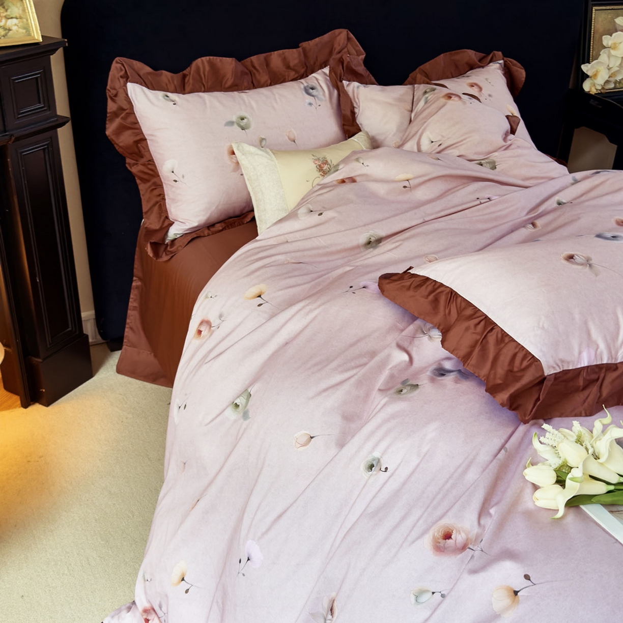 91家纺网 家纺一手货源 找家纺 由丽家纺 2025新款法式全棉贡缎花边款数码印花四件套（控价券后299起） 艾恩瑟-红